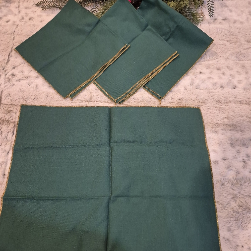 Elegant Green Napkin Set with Gold Trim (4)